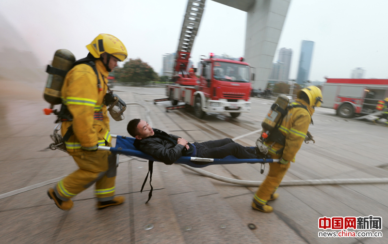 湖北举行大型灭火演练 消防员坐席悬垂救人(组图)