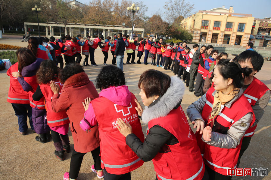 志愿者们进行拓展培训。西城区红十字会许伯宁摄 