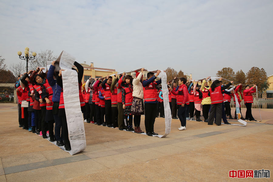 志愿者们进行拓展培训。西城区红十字会许伯宁摄