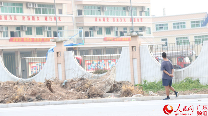 陈晓均在新会消防大队门口“观望”。（新消 供图）