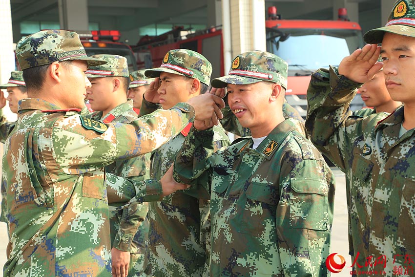 陈晓均在参加队列训练。（新消 供图）