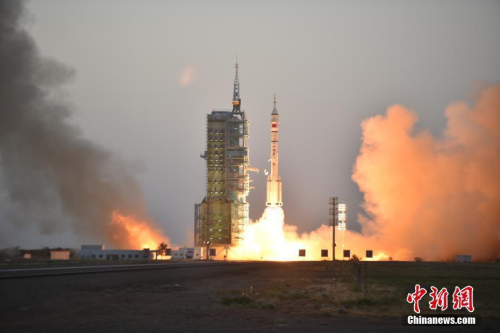 10月17日7時30分，搭載神舟十一號載人飛船的長征二號F 遙十一運載火箭，在酒泉衛星發射中心點火發射，約575秒后神舟十一號載人飛船與火箭成功分離，進入預定軌道。景海鵬、陳冬2名航天員的太空生活就此開始。付毅飛 攝