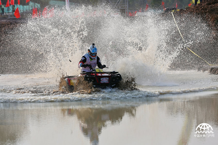 2016年11月19日，中国全地形车锦标赛（永康站）参赛选手穿越水潭。