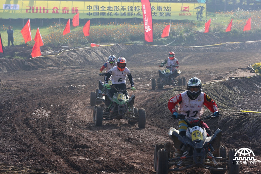 2016年11月19日，中国全地形车锦标赛（永康站）参赛选手连续S弯。