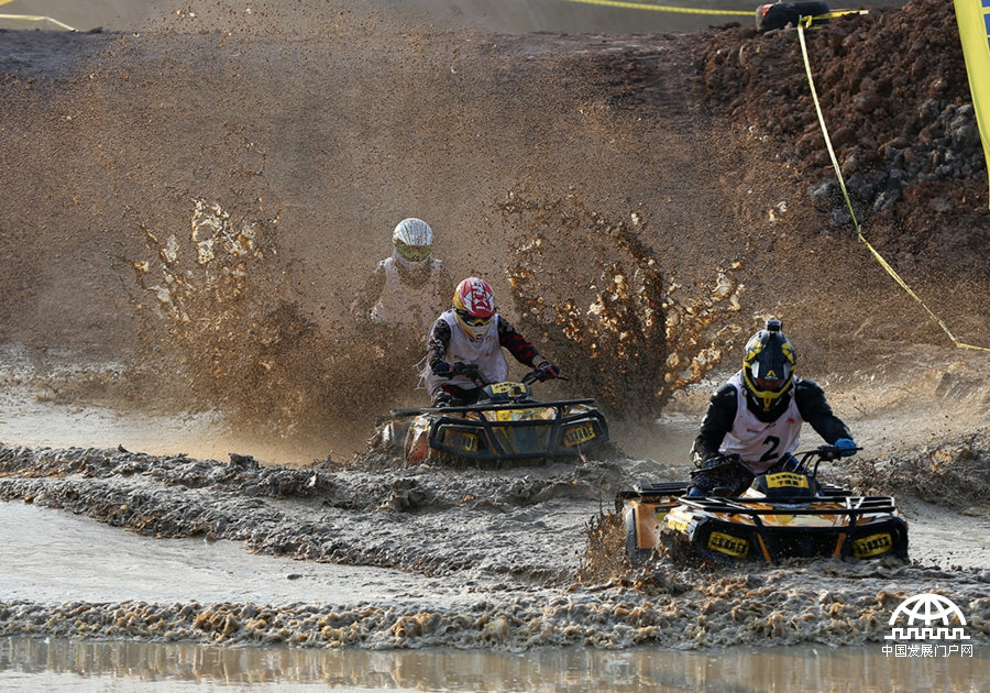 2016年11月19日，中国全地形车锦标赛（永康站）参赛选手组队穿越水潭。