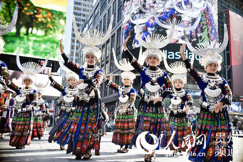 图为雷山歌舞亮相美国纽约时代广场