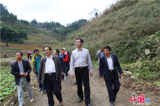 10月26日，昭通供电局党委书记马建铭带领工作人员一行前往挂钩扶贫点盐津县保隆村进行调研回访。.JPG