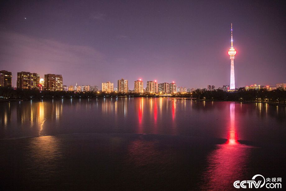 夜幕下的北京城玉渊潭景色迷人