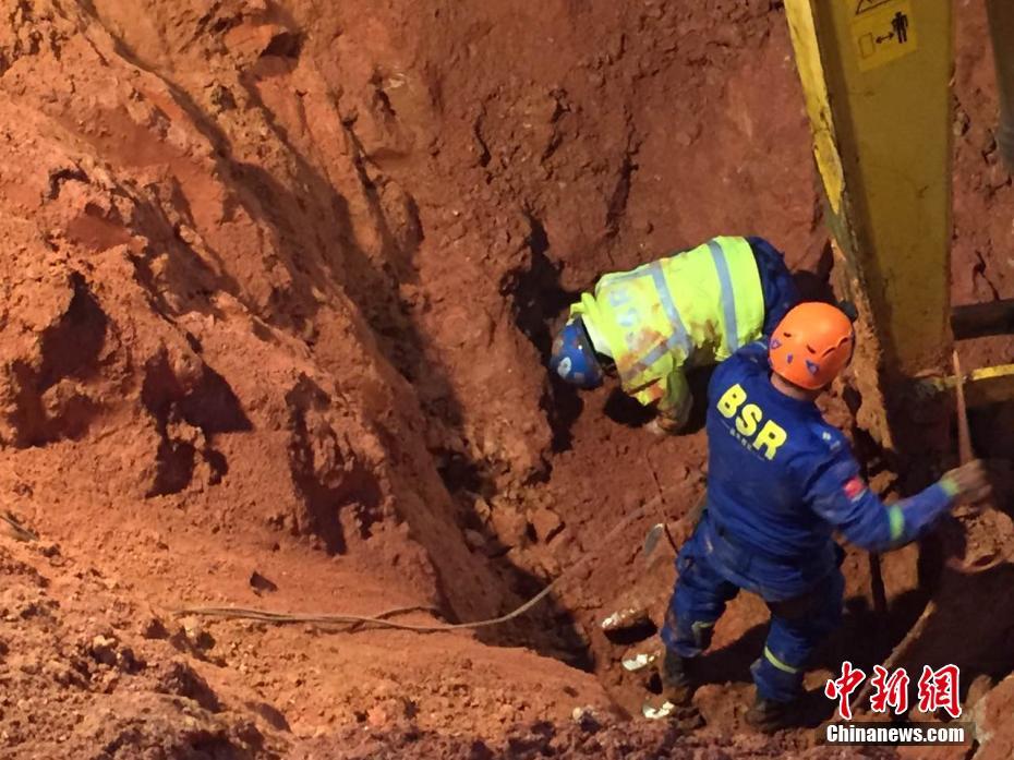 江西水井塌方救援现场 蓝天救援队徒手扒出被