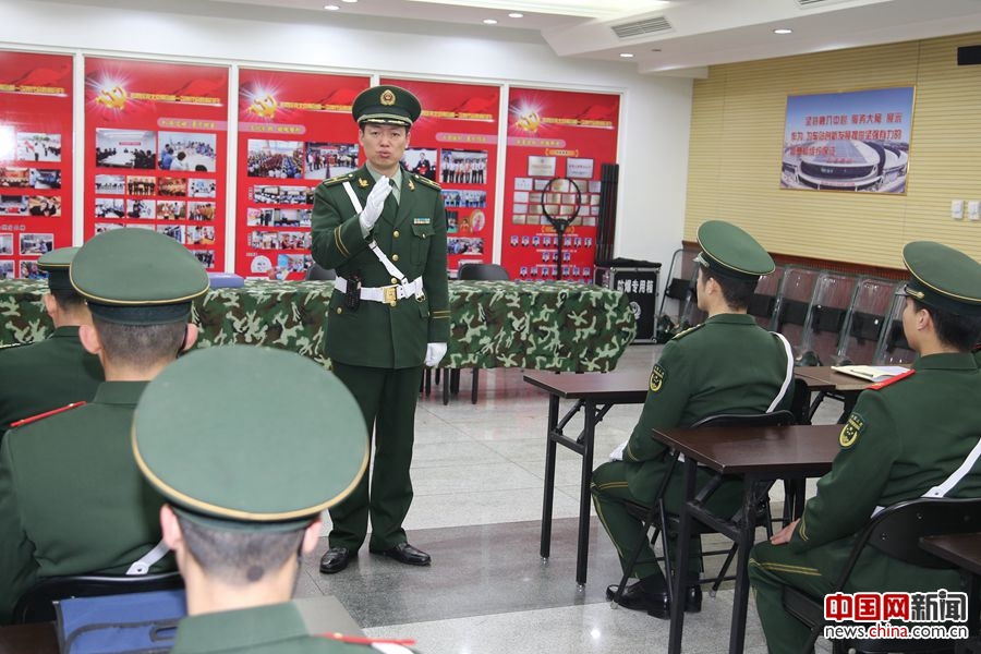 2017春运首日武警官兵在北京南站巡逻防控