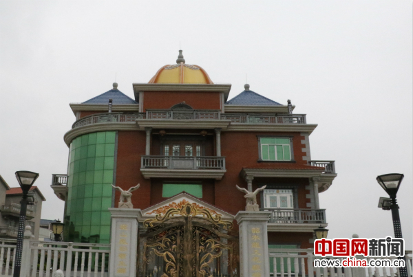 這是在匈牙利經商的華僑王林榮的家，他在門前捐建了一座人口文化公園。