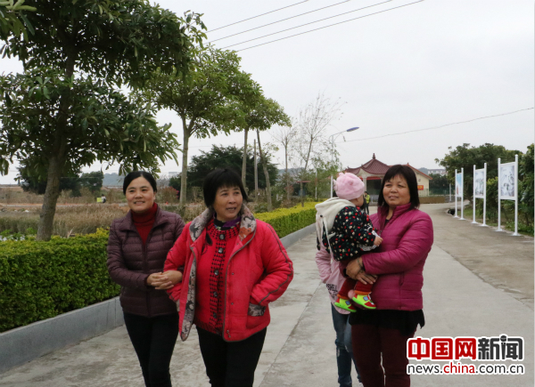 村民們在村子里散步。