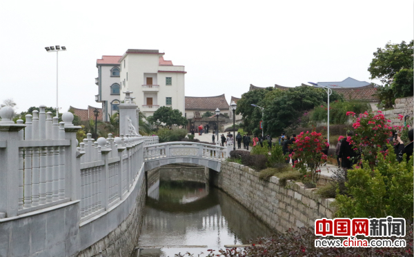 水渠和绿植是由住在旁边的王氏兄弟修建、养护的，由于他们人在海外，就雇人照看。