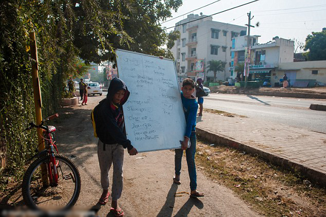 印度67岁退休老人办“路边学校” 为贫困生上课