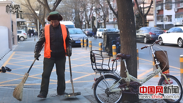 每天早八点前，祝国新就要把他负责的街区清扫干净。