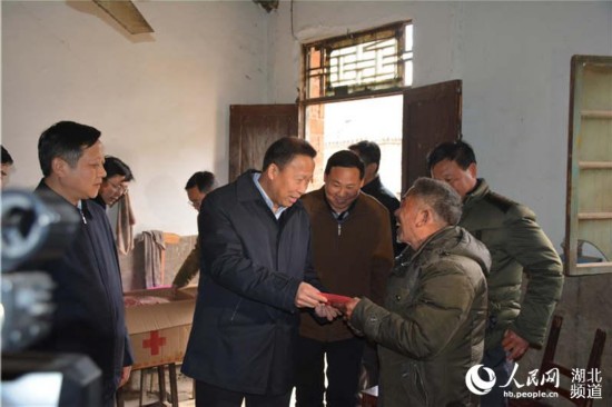 1月24日下午，黄冈市委书记刘雪荣在柳林河村看望困难党员和群众。