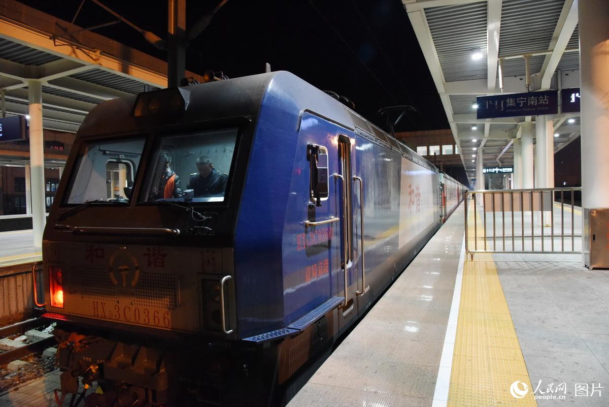 2017年2月3日，司机孙日峰值乘列车正点停在集宁南站。