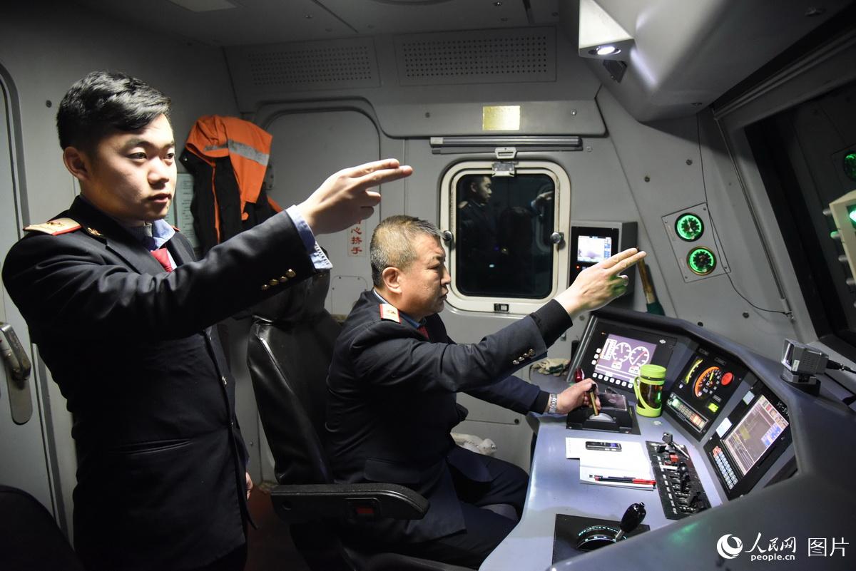 2017年2月3日，司机孙日峰与赵力强值乘机车进行标准化作业。