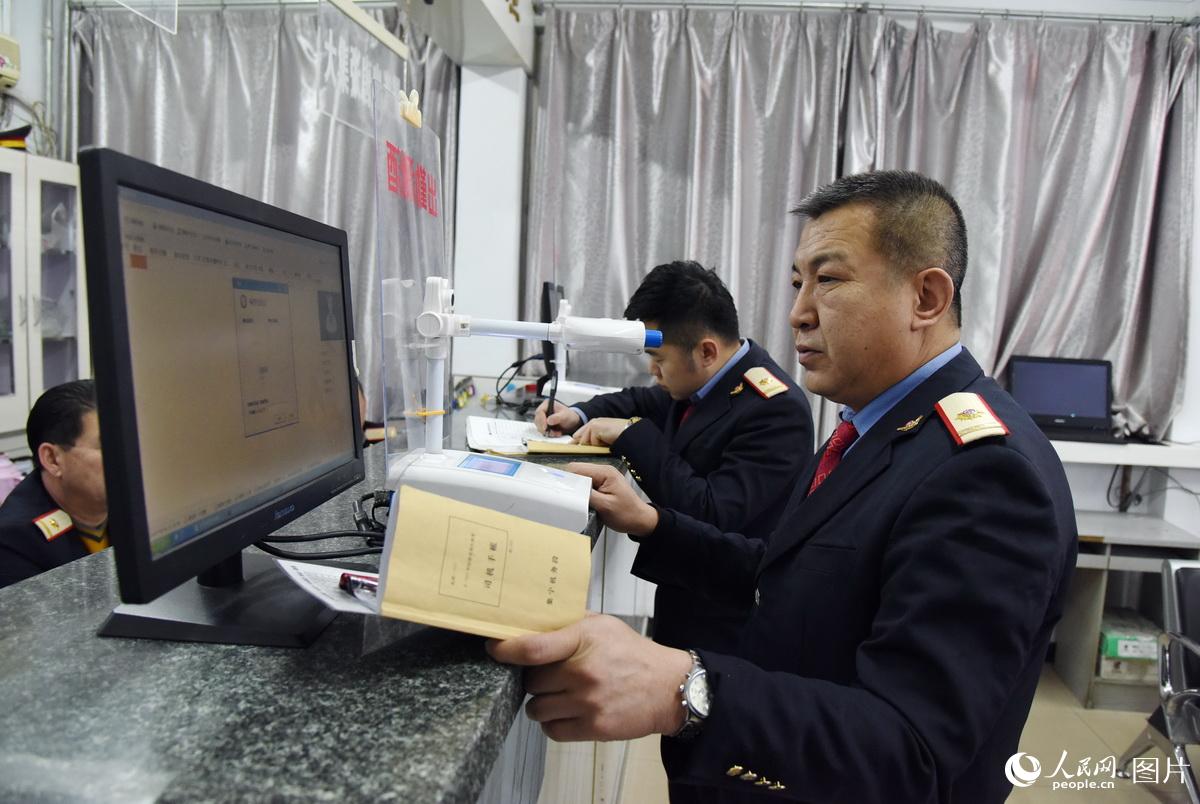 2017年2月3日，司机孙日峰与赵力强出勤前准备工作。