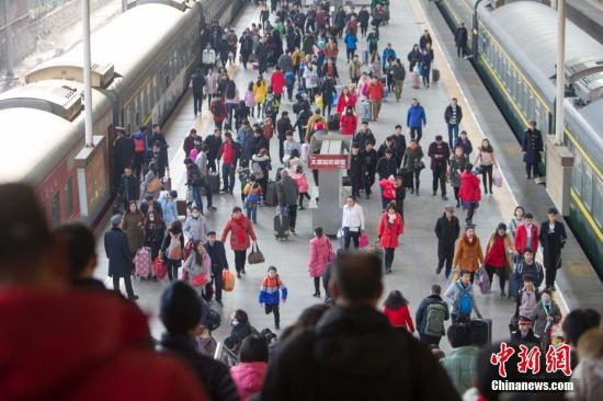 资料图：民众在火车站准备乘车。<a target=&apos;_blank&apos; href=&apos;http://www.chinanews.com/&apos;><p align=