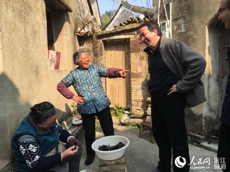 78歲的徐小燕老人見到“洋村官”丁一牧開心地打招呼。陳金蓮 攝