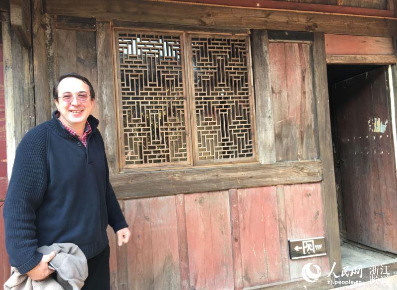 丁一牧很喜歡這種古色古香的老房子。陳金蓮 攝