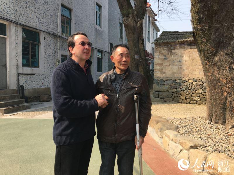 丁一牧看到65歲的干云大主動上前打招呼。干云大捐了1萬元錢為村里建了竹涼亭。陳金蓮 攝