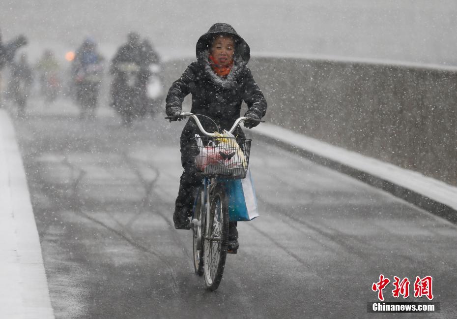 “春雪”袭京城 气温大幅下降