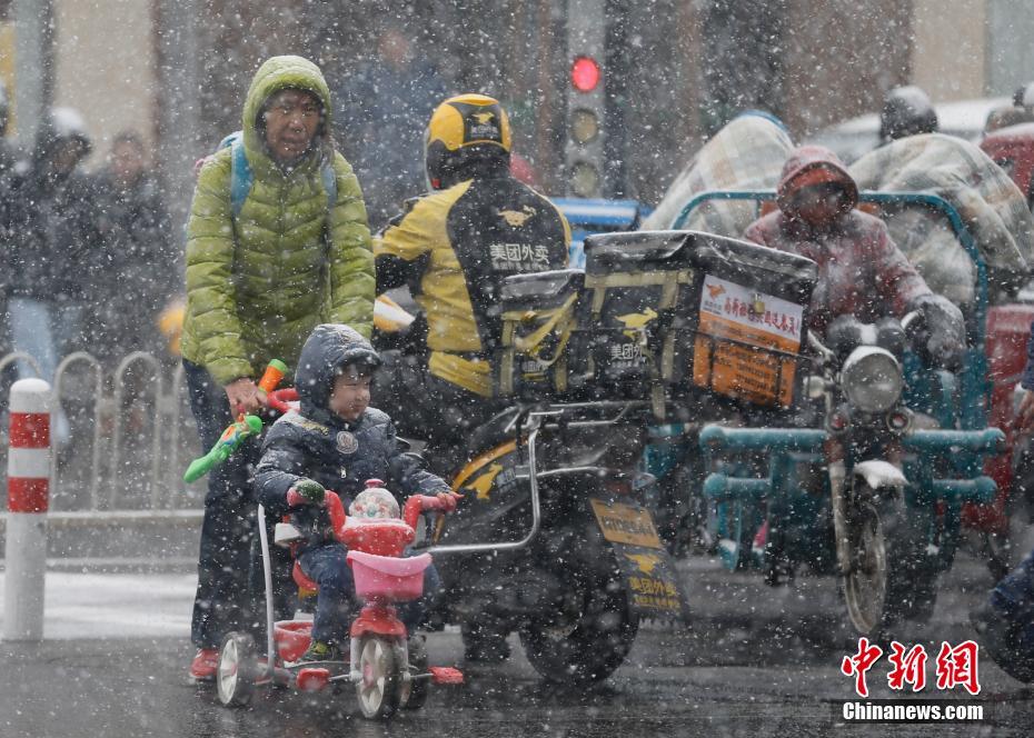 “春雪”袭京城 气温大幅下降