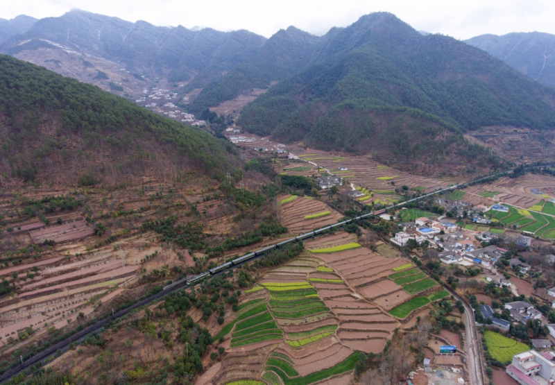 据悉，目前全国铁路共开行这样的慢火车81对，占普速旅客列车开行总量的近6%，2016年共运送旅客近3000万人次。“慢火车”平均客座率不到40%，铁路部门承担着大量运营亏损。在此情况下，铁路部门助力精准扶贫，客运长期执行1995年的普速旅客列车运价标准，票价至今未变。