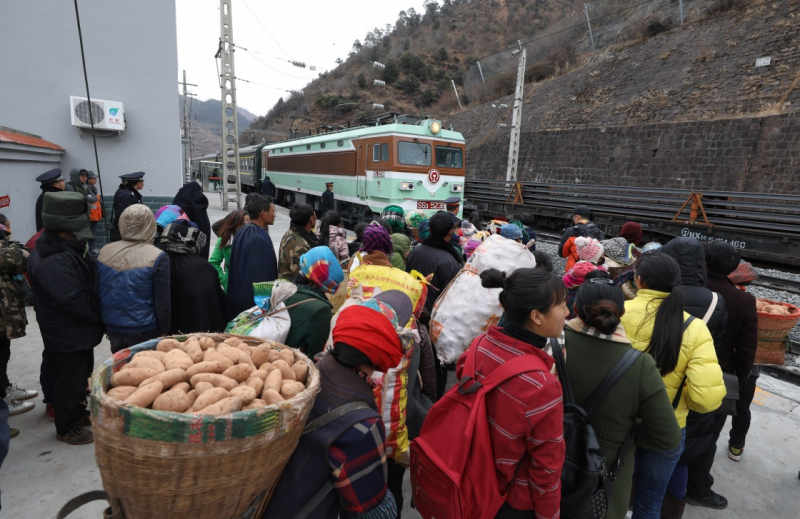 据悉，目前全国铁路共开行这样的慢火车81对，占普速旅客列车开行总量的近6%，2016年共运送旅客近3000万人次。“慢火车”平均客座率不到40%，铁路部门承担着大量运营亏损。在此情况下，铁路部门助力精准扶贫，客运长期执行1995年的普速旅客列车运价标准，票价至今未变。