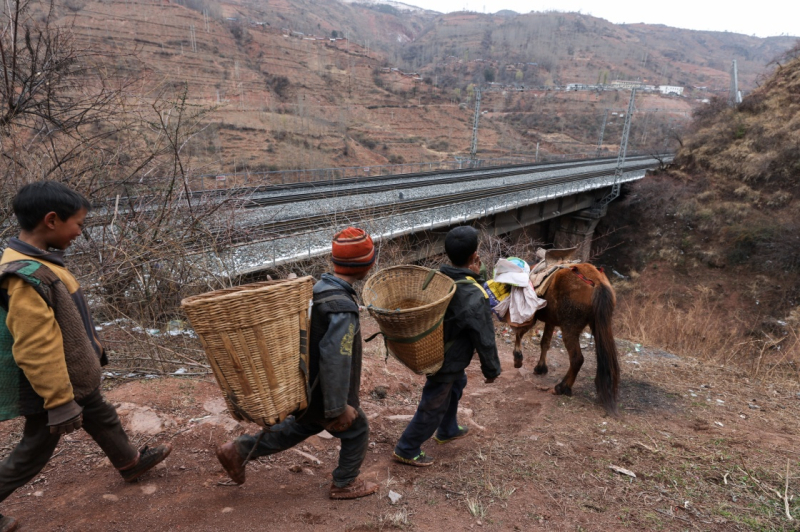 据悉,目前全国铁路共开行这样的慢火车81对,占普速旅客列车开行总量的近6%,2016年共运送旅客近3000万人次。“慢火车”平均客座率不到40%,铁路部门承担着大量运营亏损。在此情况下,铁路部门助力精准扶贫,客运长期执行1995年的普速旅客列车运价标准,票价至今未变。