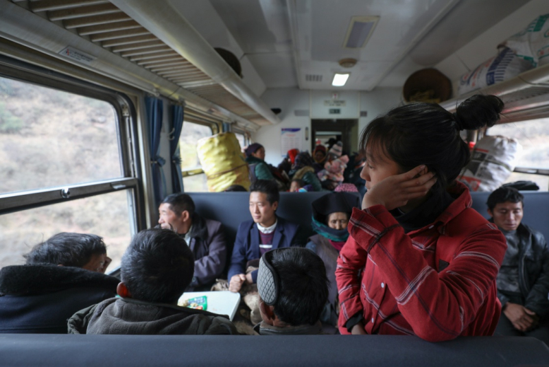 據悉，目前全國鐵路共開行這樣的慢火車81對，占普速旅客列車開行總量的近6%，2016年共運送旅客近3000萬人次。“慢火車”平均客座率不到40%，鐵路部門承擔著大量運營虧損。在此情況下，鐵路部門助力精準扶貧，客運長期執行1995年的普速旅客列車運價標準，票價至今未變。