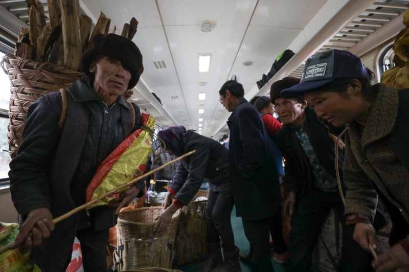 据悉,目前全国铁路共开行这样的慢火车81对,占普速旅客列车开行总量的近6%,2016年共运送旅客近3000万人次。“慢火车”平均客座率不到40%,铁路部门承担着大量运营亏损。在此情况下,铁路部门助力精准扶贫,客运长期执行1995年的普速旅客列车运价标准,票价至今未变。