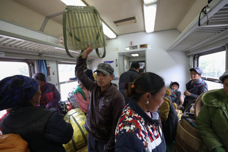 据悉,目前全国铁路共开行这样的慢火车81对,占普速旅客列车开行总量的近6%,2016年共运送旅客近3000万人次。“慢火车”平均客座率不到40%,铁路部门承担着大量运营亏损。在此情况下,铁路部门助力精准扶贫,客运长期执行1995年的普速旅客列车运价标准,票价至今未变。