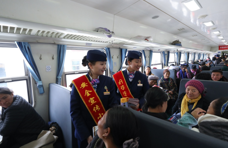 据悉，目前全国铁路共开行这样的慢火车81对，占普速旅客列车开行总量的近6%，2016年共运送旅客近3000万人次。“慢火车”平均客座率不到40%，铁路部门承担着大量运营亏损。在此情况下，铁路部门助力精准扶贫，客运长期执行1995年的普速旅客列车运价标准，票价至今未变。