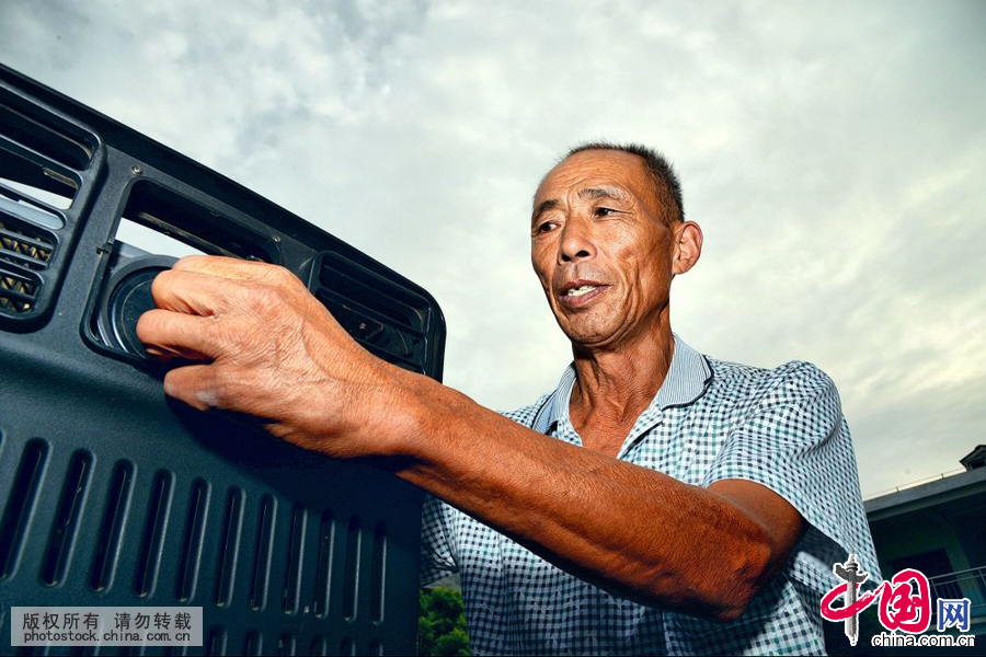  何兴远,62岁，江西九江县城子镇彭湾村人。20岁的他便当上电影放映员，一干就是42年。42年来，何兴远的足迹遍及城子镇的每一个角落，先后放映电影4000多场次。从肩挑、板车到电动三轮车，从黑白、彩色到数字，他见证着农村电影放映事业的变迁。