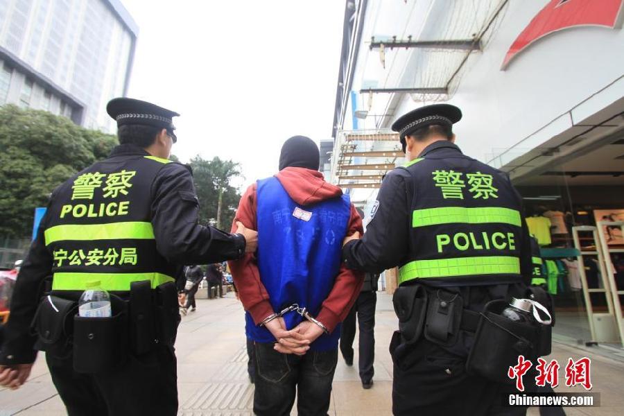 直击南宁反扒“斩手”行动 20名扒手集中指认犯罪现场