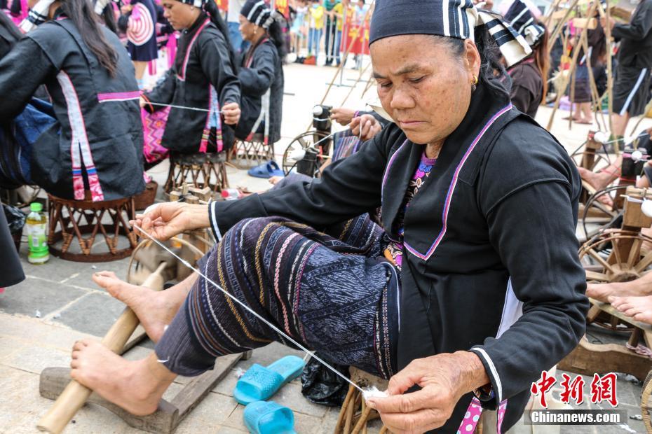 海南322人同时织锦 创“最多人同时织布”世界纪录