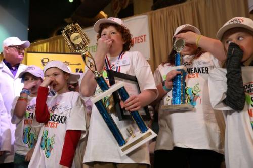 全美'臭鞋比赛'12岁少年夺冠 臭到呛鼻流眼泪(图)