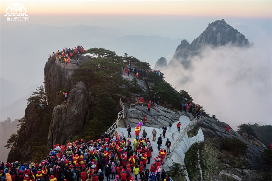 镜头下的黄山清明节:游客赏日观云场面让人震撼