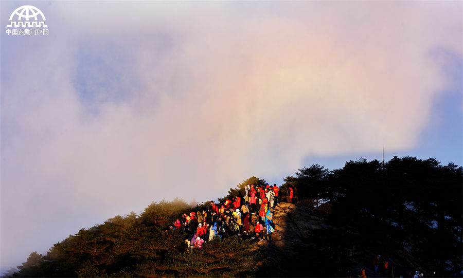 镜头下的黄山清明节:游客赏日观云场面让人震撼