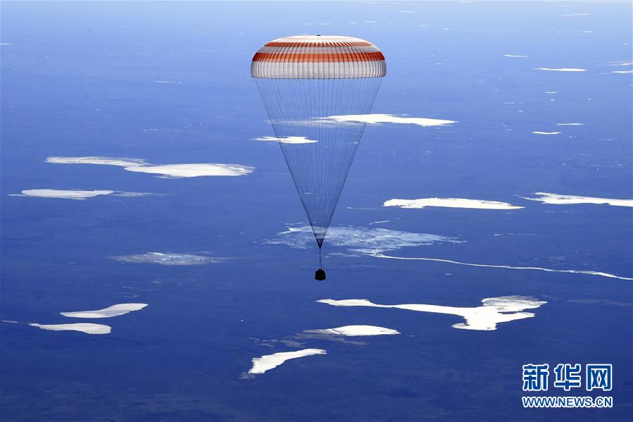国际空间站三名宇航员返回地球