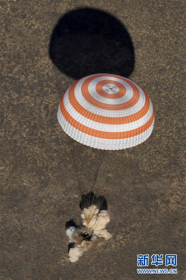 国际空间站三名宇航员返回地球