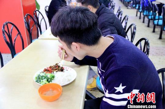 湖南一高校食堂推2元溫暖餐8年溫暖1200余名貧困學子