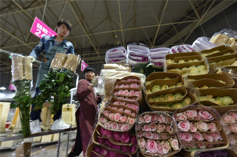 4月12日，商户在云南昆明斗南花卉市场交易。