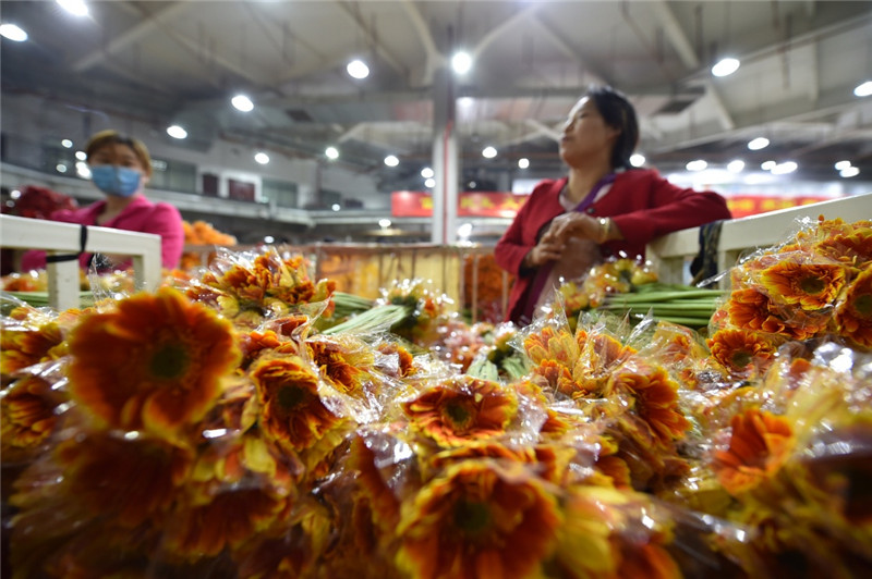 4月12日，商户在云南昆明斗南花卉市场交易。