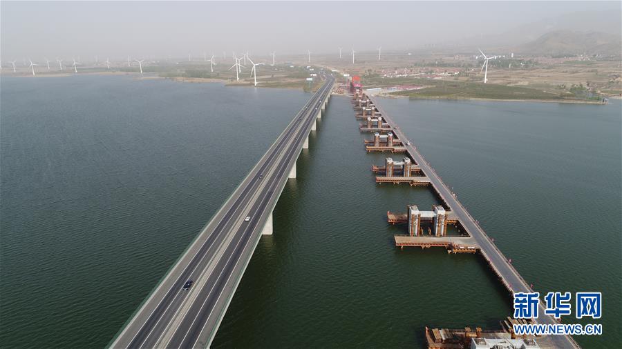 京张高铁官厅水库特大桥进行第一孔钢梁顶推施工