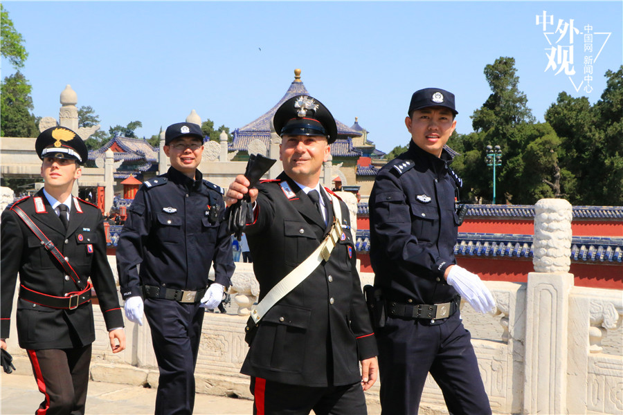 中意警员在北京天坛进行警务联合巡逻