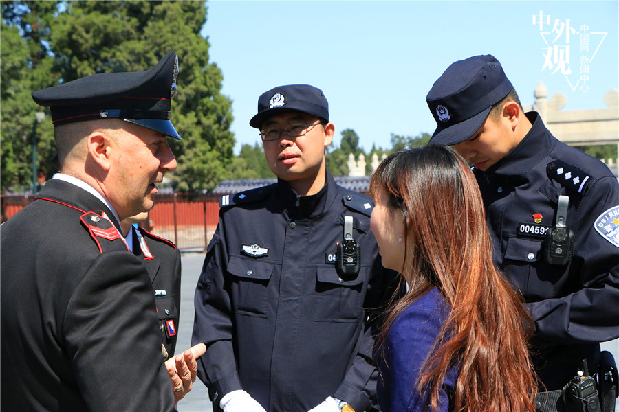 中意警员在北京天坛进行警务联合巡逻